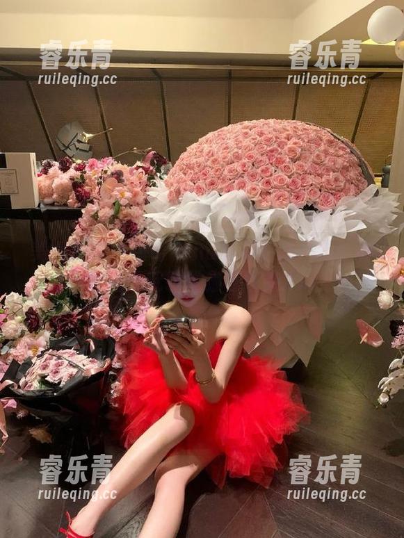 美媛馆 - 小海臀rena礼服原图合集：看她如何玩转优雅与搞笑.txt