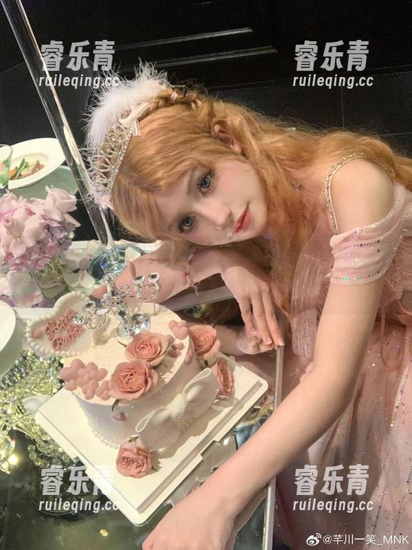 芊川一笑MNK女友高清套图，宛如仙子般的绝美摄影作品.txt