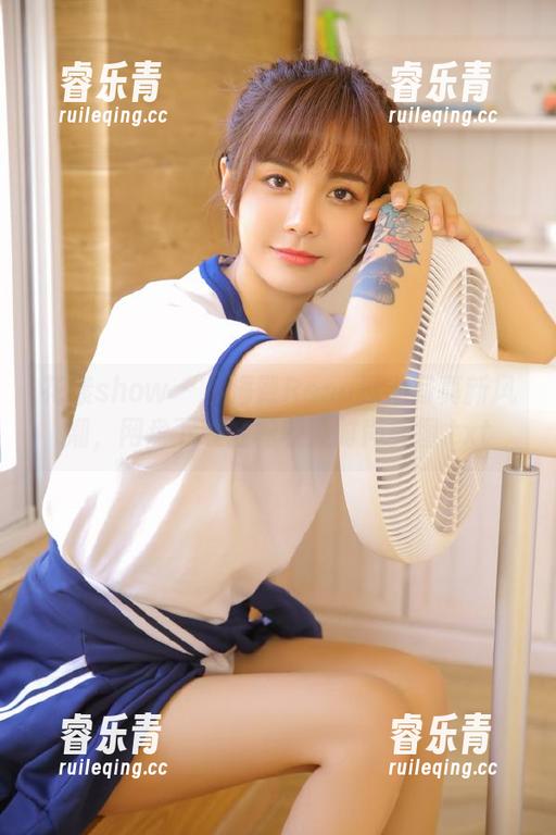 花漾show - 小海臀Rena泳池写真新风潮，网盘下载轻松收藏时尚美图.txt
