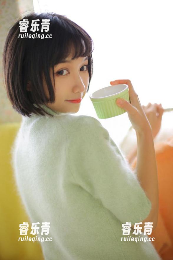 蜜桃社 - 原图欣赏：E杯奶茶的连衣裙作品展现青春活力.txt