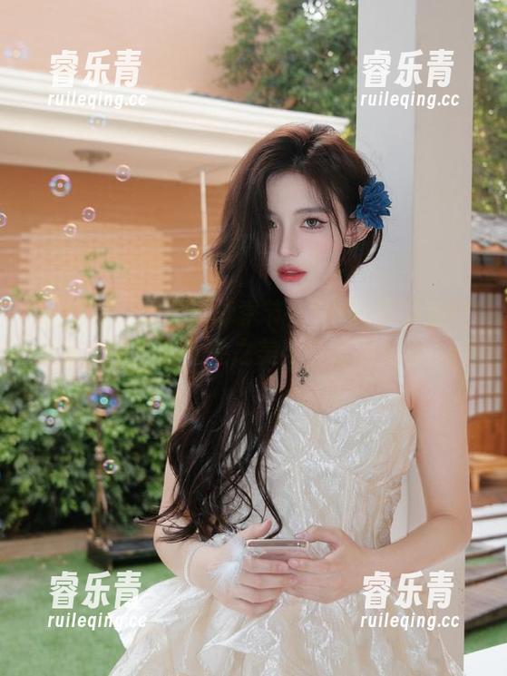 蜜桃社 - 她的游泳季节：Suki泳装美图分享，展现出女性之美与自信的力量.txt