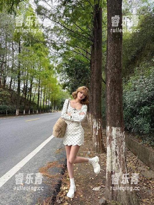 蜜桃社 - 一起欣赏冰露妹妹的写真原图，感受那份来自心底的柔软.txt