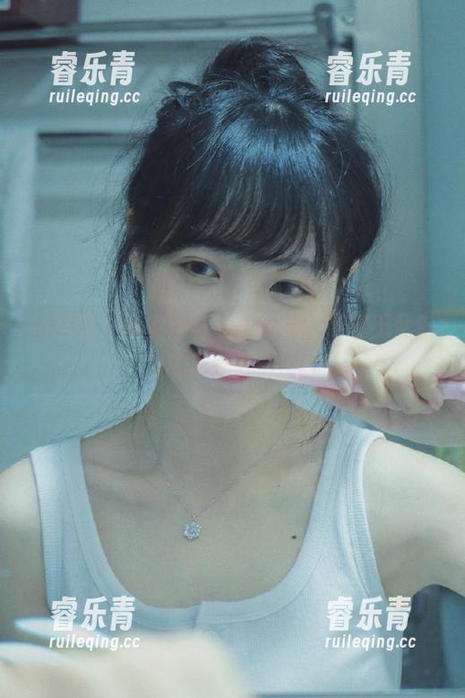 袜啵啵 - 小安黑丝私拍美图，展现无尽魅力的薄纱鞋影.txt