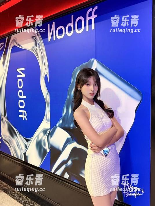 袜啵啵 - 甜美与优雅交融，小甜豆礼服写真集原图全景欣赏！.txt