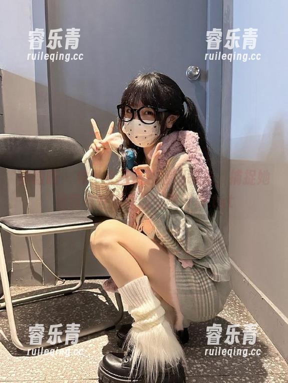 袜啵啵 - 稚予女王最新套图曝光，捕捉她清纯与性感间的完美平衡.txt