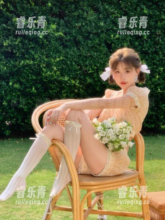 袜涩 - 脸脸透明时刻：唯美写真合集与原创套图大揭秘.txt