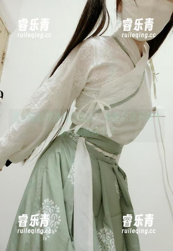 西尔酱的校服白丝魅力，美图记录下每个动人的瞬间.txt