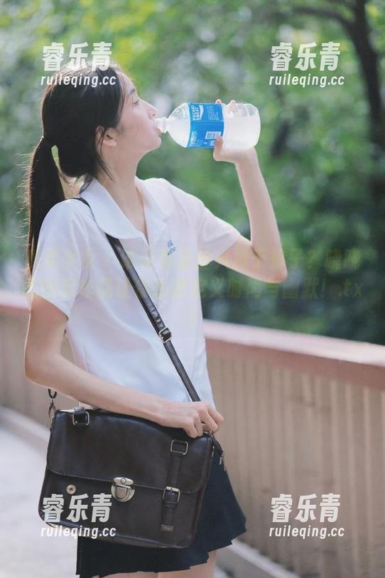 觅芙少女 - 谁说裤里丝只属于裤子？晓晓的图库作品让你重新定义时尚与幽默！.txt