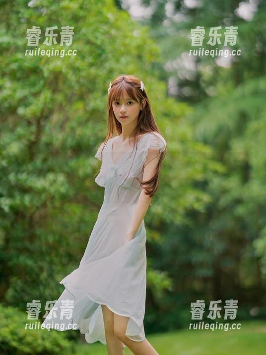 语画界 - Cherry绯月樱的全新护士写真作品集：展现职业背后的剧情与情感.txt
