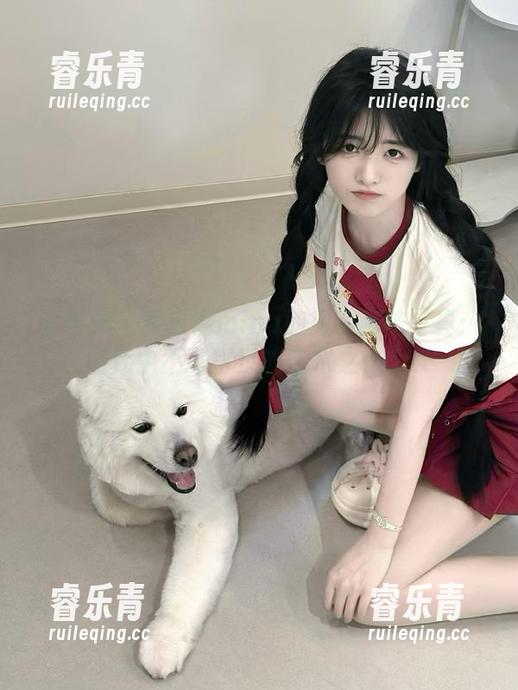 语画界-乔漫妮mina 语画界 - 乔漫妮mina的温暖棉袜写真:图库中不可错过的艺术之作.txt