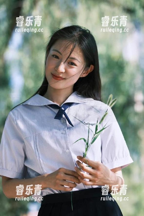 语画界 - 双重诱惑：奶瓶学姐的写真原图免费下载，颜值与艺术的完美结合！.txt