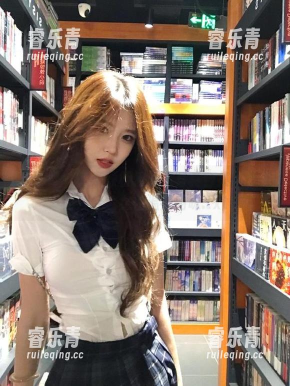 语画界 - 探索顾桥楠美足写真合集，精美照片传达女性温柔韵味.txt