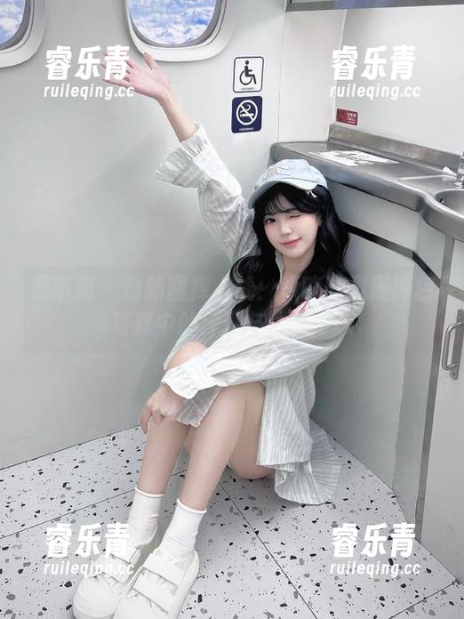 轰趴猫 - 最新图库上线：领略陈雅漫黑色写真中的深邃与优雅.txt