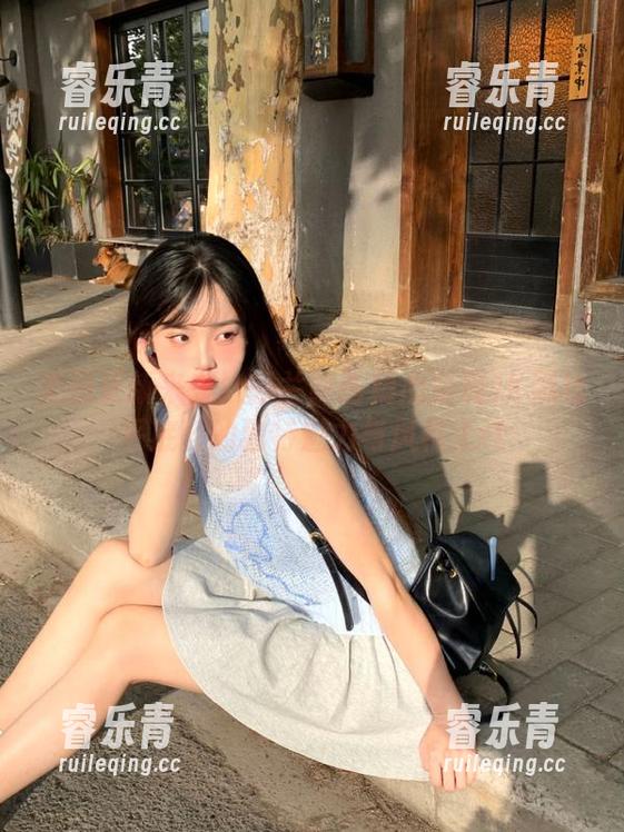 轻兰映画 美图更新来袭!轻兰映画精心呈现JK黑丝平底鞋的独特魅力与风格.txt