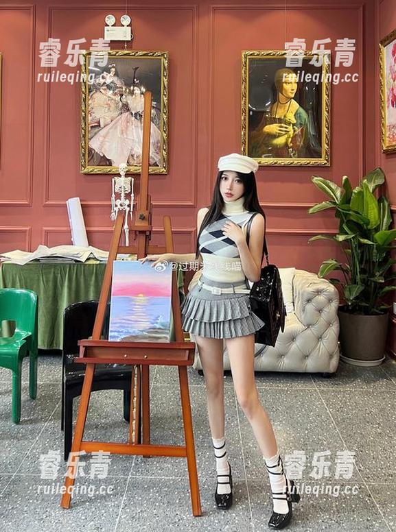 锁定高清图包：过期米线线喵与奶牛的甜蜜奇遇记！.txt