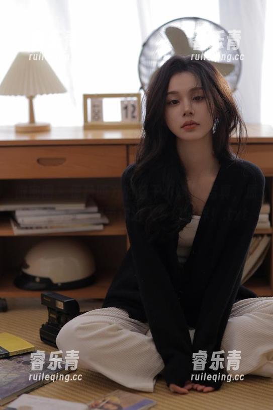微密圈 - 惊艳四方的醇子小姨JK写真，原图与图集一起带你进入梦幻世界！.txt
