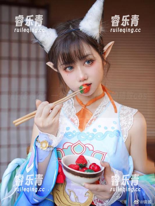 镜酱&希尔：一组值得细细品味的精致cos套图，尽情享受吧！.txt