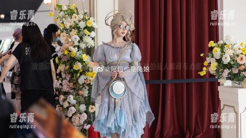 浪漫阿包也是兔娘生日自拍图集，分享她的私人瞬间与心情.txt