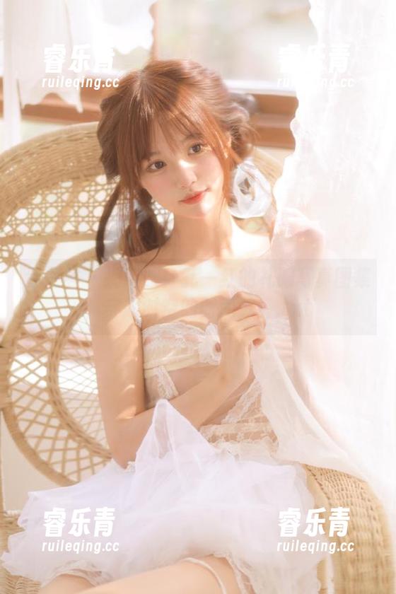 青豆客 - 别眨眼！孔一红的礼服写真图集，穿越时空的时尚秀！.txt