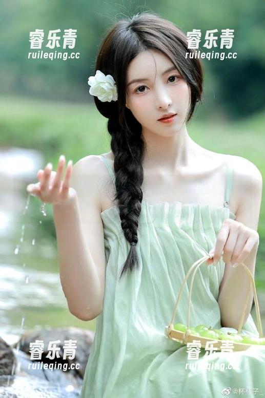 青豆客 - 定制泳池写真作品：跟随沈梦瑶_Gcat共赴清凉夏日的视觉盛宴.txt