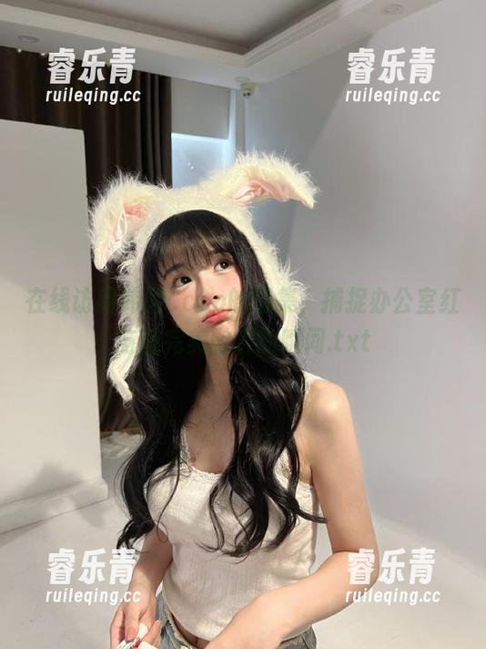 在线访问韩国CoCo的图集，捕捉办公室红与蓝完美融合的瞬间.txt