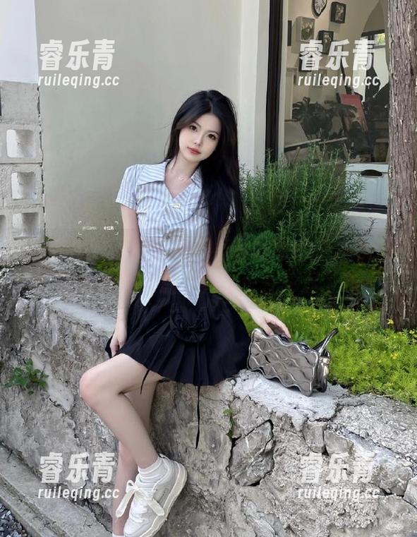 魅妍社 - 最新赵梦洁美脚套图来袭，感受她与众不同的魅力与个性彰显.txt